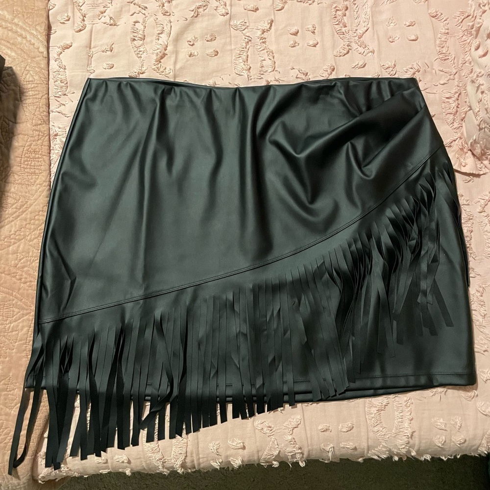 Women’s plus size Forever21 black leather mini skirt with fringe detail NWT
